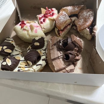 El Nuevo Nopal - We did no eat them straight to the trash. Extremely disappointed. :( - Patisserie/Cake Shop Near Me - Monterrey, NLE