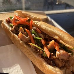 Lela's Bistro - Bánh mì - Lemongrass Chicken