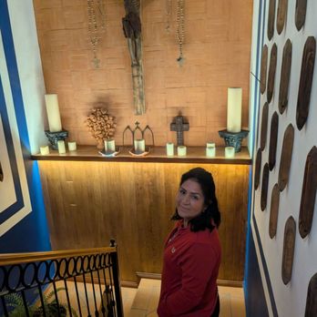 Paseo Real Hotel Boutique - Mrs. Yelper in the stairway. - Restaurants Near Me - Uruapan, MIC