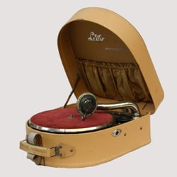 Foto zu Grammophon-Salon-Schumacher - Berlin, Deutschland. Koffergrammophon Telefunken -Lido-