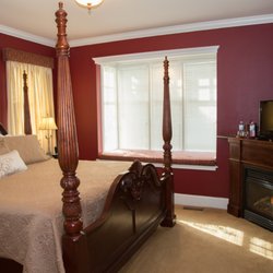 Almondy Inn - Burgundy Room at the Almondy Inn