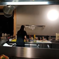 Life Berlin - Kitchen with Japanese cook and seating around