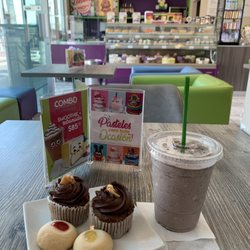 Minute Cake n' Bake - Smoothie de cookies & cream (no frappé - sin crema batida ni café), cupcakes de plátano con chocolate y galletitas recién horneadas