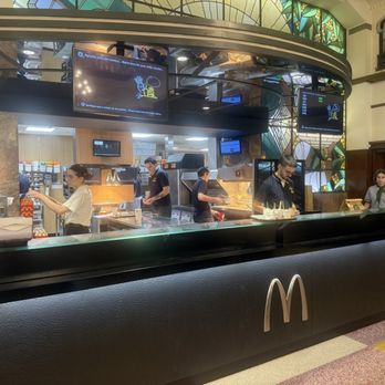 McDonalds - Photo 2: Pickup counter - Burgers Near Me - Porto, 13 McDonalds - Photo 2: Pickup counter - Burgers Near Me - Porto, 13