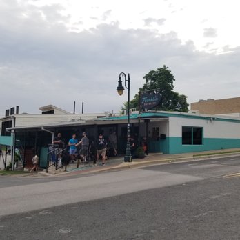 Franklin Barbecue - Line on a Tuesday morning at 8 AM - Barbeque Near Me - Austin, Texas
