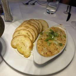 CRABMEAT AU GRATIN Jumbo lump crabmeat, broiled scuce Mornay, French bread crostini CRABMEAT AU GRATIN Jumbo lump crabmeat, broiled scuce Mornay, French bread crostini
