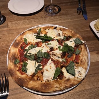 Yard House - That was my favorite Margherita Pizza - New American Near Me - Concord, California