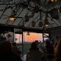 Tarpon Lodge & Restaurant - Sunset in the screen room
