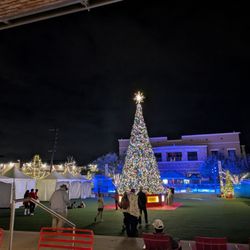 Hill Country Galleria - Holiday tree