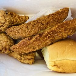 Dodge's Southern Style - Dodge's Southern Style Combo: 6 Spicy Flavored Wings, 2 Jojos, and 1 Roll