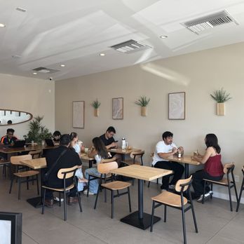 Da Vien Coffee - Tables to enjoy and work - Coffee & Tea Near Me - Gardena, California