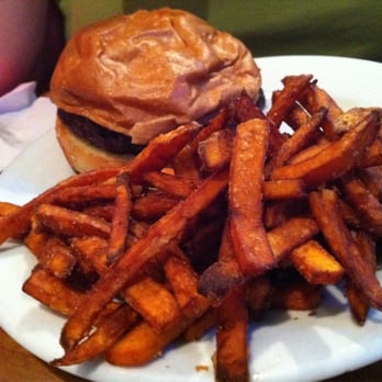 Smoke Daddy - Burger and sweet potato fries (sprinkled with brown sugar) - Barbeque Near Me - Chicago, Illinois Smoke Daddy - Burger and sweet potato fries (sprinkled with brown sugar) - Barbeque Near Me - Chicago, Illinois
