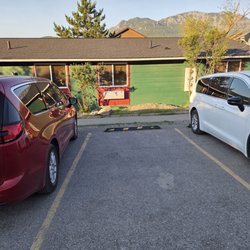 Yellowstone Gateway Inn - Old and beat up. Not what they posted on website. And only communication via an email no one answers. Cell number that you leave msg.