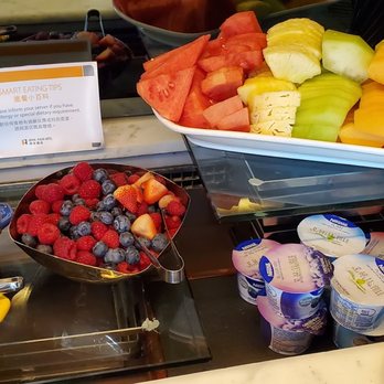 帝京酒店 - One advantage to breakfast at the Club: berries (none to be found at La Scala) - Hotels Near Me - Hong Kong, HK