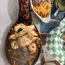 Authentic Mexican Cuisine Los Gueros - Fajitas Mix served with Rice & Beans, Guacamole, and 3 Tortillas