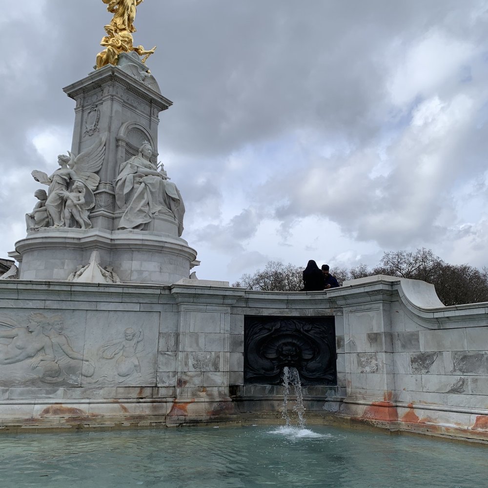 Buckingham Palace - Queen Victoria Memorial in front of Buckingham Palace - Landmarks & Historical Buildings Near Me - London, XGL