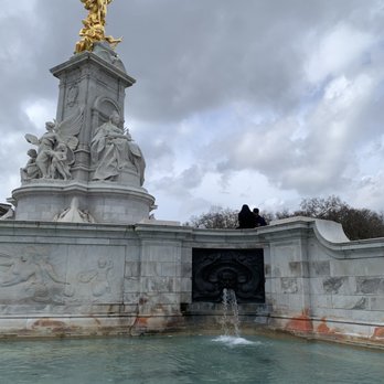 Buckingham Palace - Queen Victoria Memorial in front of Buckingham Palace - Landmarks & Historical Buildings Near Me - London, XGL