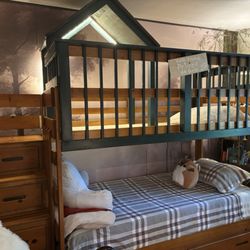 DeVault's Handy Worx - An old bunk bed set was turned into this cool tree house!