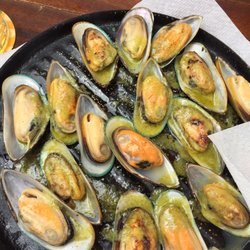 Caretta Beach - Mejillones a la plancha con mojo verde