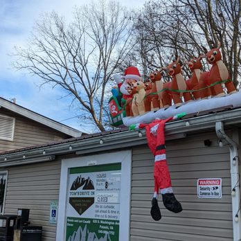 Tom's Drive In - a christmas scene on the roof - American Near Me - Pulaski, Virginia