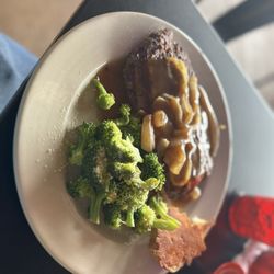 Yoyo's Bar and Grille - Salisbury steak