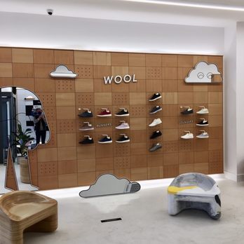 allbirds - Schuhe an der Wand - Shoe Stores Near Me - Berlin, BE