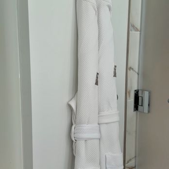 Fairmont Breakers Long Beach - Softest luxury bath robes - Hotels Near Me - Long Beach, California Fairmont Breakers Long Beach - Softest luxury bath robes - Hotels Near Me - Long Beach, California