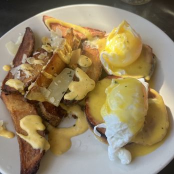 Old Granite Street Eatery - Traditional Eggs Benedict with garlic Parmesan potatoes - New American Near Me - Reno, Nevada Old Granite Street Eatery - Traditional Eggs Benedict with garlic Parmesan potatoes - New American Near Me - Reno, Nevada