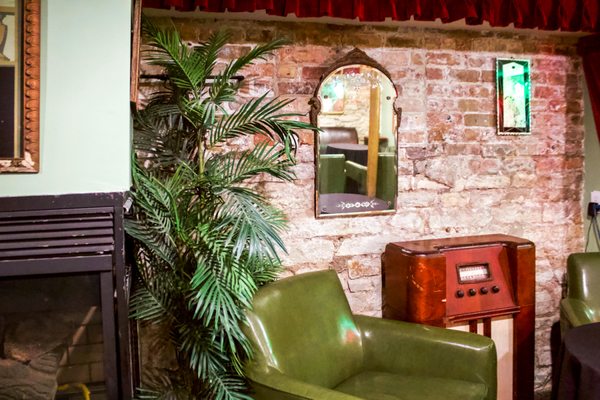 Old Chicago Inn featuring Room 13 by null