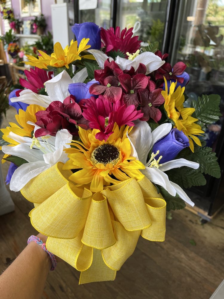 LILIES ON MAIN Updated October 2024 12 Photos 100 N Main St