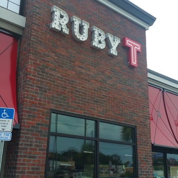 Ruby Tuesday - The outside threw me off.... yes.... it is a Ruby Tuesday - Burgers Near Me - Pensacola, Florida