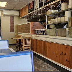 Nonno Sal's Pizza - Small dining area