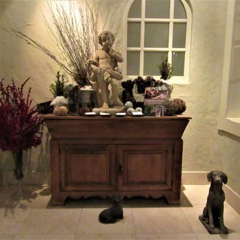 Auberge du Pommier - entranceway - French Near Me - Toronto, Ontario