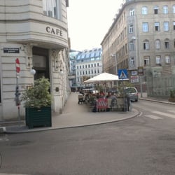 Café Florianihof - Großer Gastgarten über die Sommermonate