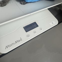 Riverwood Veterinary Clinic - Vet tech weighing the kitten