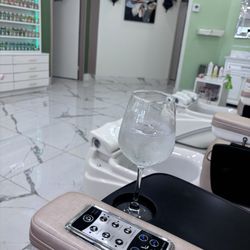 Lake Elsinore Nails - Complimentary drinks