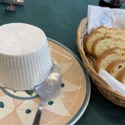Agriturismo Leone - Fresh Ricotta cheese and bread