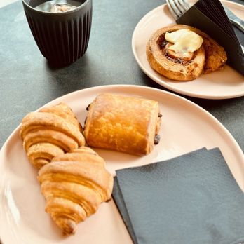 Libby’s - Two regular croissants, a chocolate croissant and a cinnamon bun. All amazingly delicious - Bakeries Near Me - London, XGL Libby’s - Two regular croissants, a chocolate croissant and a cinnamon bun. All amazingly delicious - Bakeries Near Me - London, XGL