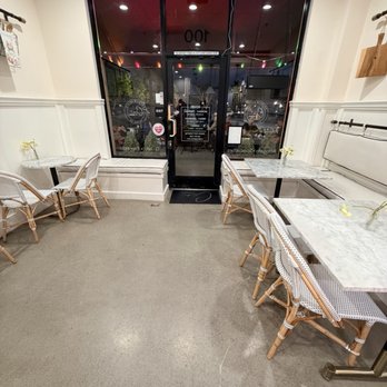 Cia di Gelateria - inside seating - Gelato Near Me - Folsom, California