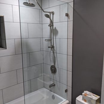 Bela Development - Shower with fixed glass panel - General Contractors Near Me - Venice, California Bela Development - Shower with fixed glass panel - General Contractors Near Me - Venice, California