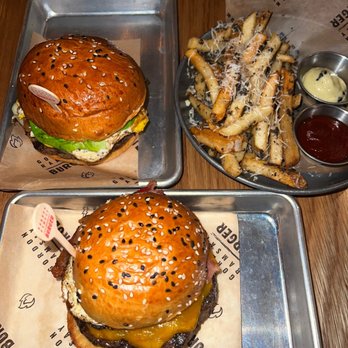 Gordon Ramsay Burger - Farmhouse Burger* Truffle Fries Hell's Kitchen Burger* - Salad Near Me - Chicago, Illinois