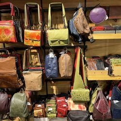 Artisans Canada - Bags from Atelier V Cuir.