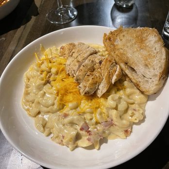 Mezzanine - Mac & cheese topped with chicken - Bars Near Me - Egg Harbor, Wisconsin Mezzanine - Mac & cheese topped with chicken - Bars Near Me - Egg Harbor, Wisconsin