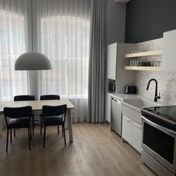 Les Lofts - Lofts Charest - La cuisine, coin repas du loft  The kitchen and dining area of the loft