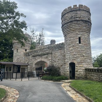 Point Park - The grand entrance is awesome from either side - Parks Near Me - Lookout Mountain, Tennessee