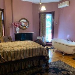 Whiskey Mansion Bed & Breakfast - Water Spa Room