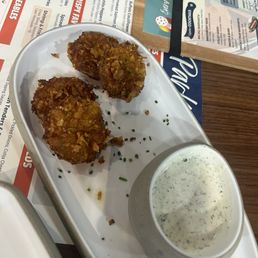 Comes with 10 pickles , we ate them so fast !