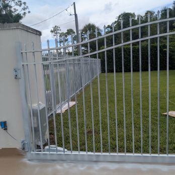 Carrillos Painting - This is how it looked at the previous fence with only prime - Painters Near Me - Naples, Florida Carrillos Painting - This is how it looked at the previous fence with only prime - Painters Near Me - Naples, Florida