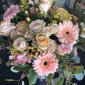 Flowerful - Georgia Peach Regular Bouquet - Florists Near Me - Laguna Woods, California Flowerful - Georgia Peach Regular Bouquet - Florists Near Me - Laguna Woods, California