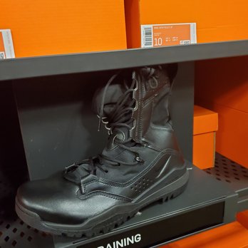 Nike Company Store - 3/12/2020 - I have never seen the Nike employee store this crazy empty!! Tactical boots! - Sports Wear Near Me - Beaverton, Oregon Nike Company Store - 3/12/2020 - I have never seen the Nike employee store this crazy empty!! Tactical boots! - Sports Wear Near Me - Beaverton, Oregon